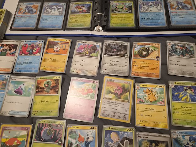 Pokémon collectie met 3 insteekmappen, opbergdoos en losse kaarten (incl. vintage, rares en veel holo kaarten) - afbeelding 34 van  54