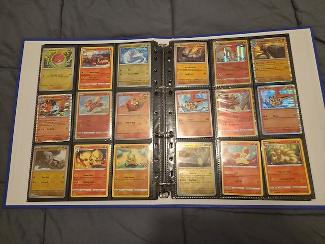 Pokémon collectie met 3 insteekmappen, opbergdoos en losse kaarten (incl. vintage, rares en veel holo kaarten) - afbeelding 46 van  54