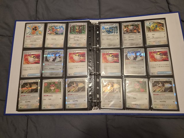 Pokémon collectie met 3 insteekmappen, opbergdoos en losse kaarten (incl. vintage, rares en veel holo kaarten) - afbeelding 49 van  54
