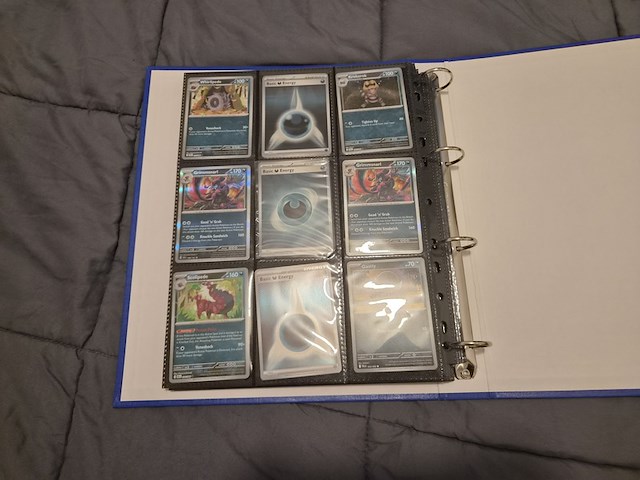 Pokémon collectie met 3 insteekmappen, opbergdoos en losse kaarten (incl. vintage, rares en veel holo kaarten) - afbeelding 50 van  54