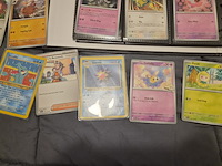 Pokémon collectie met 3 insteekmappen, opbergdoos en losse kaarten (incl. vintage, rares en veel holo kaarten) - afbeelding 54 van  54