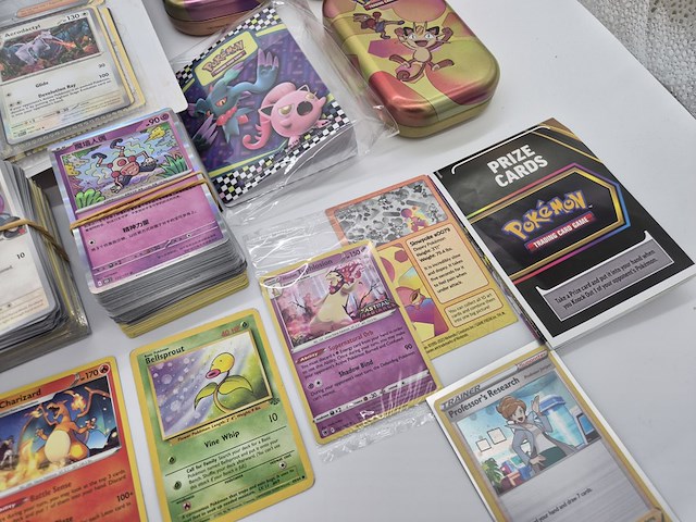 Pokémon collectie met map, boxen, stapels kaarten en vintage kaarten - afbeelding 13 van  18