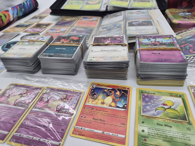 Pokémon collectie met map, boxen, stapels kaarten en vintage kaarten - afbeelding 14 van  18