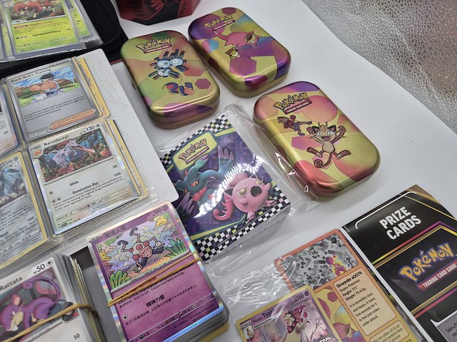 Pokémon collectie met map, boxen, stapels kaarten en vintage kaarten - afbeelding 15 van  18