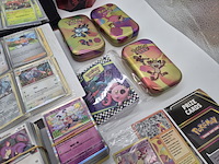 Pokémon collectie met map, boxen, stapels kaarten en vintage kaarten - afbeelding 15 van  18