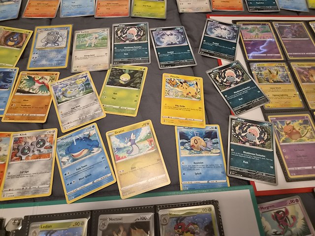Pokémon collectie met o.a. rares, vintage kaarten, veel glimmende kaarten, mappen en volle opbergdoos - afbeelding 5 van  44