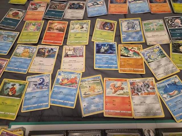 Pokémon collectie met o.a. rares, vintage kaarten, veel glimmende kaarten, mappen en volle opbergdoos - afbeelding 6 van  44