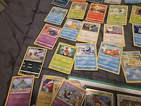Pokémon collectie met o.a. rares, vintage kaarten, veel glimmende kaarten, mappen en volle opbergdoos - afbeelding 9 van  44