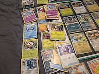 Pokémon collectie met o.a. rares, vintage kaarten, veel glimmende kaarten, mappen en volle opbergdoos - afbeelding 10 van  44