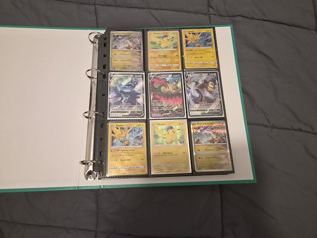 Pokémon collectie met o.a. rares, vintage kaarten, veel glimmende kaarten, mappen en volle opbergdoos - afbeelding 14 van  44