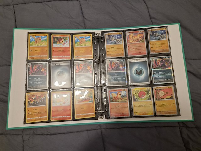 Pokémon collectie met o.a. rares, vintage kaarten, veel glimmende kaarten, mappen en volle opbergdoos - afbeelding 17 van  44