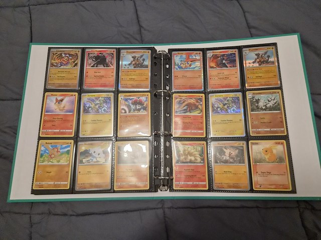 Pokémon collectie met o.a. rares, vintage kaarten, veel glimmende kaarten, mappen en volle opbergdoos - afbeelding 22 van  44