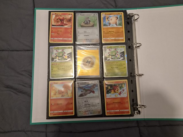 Pokémon collectie met o.a. rares, vintage kaarten, veel glimmende kaarten, mappen en volle opbergdoos - afbeelding 25 van  44