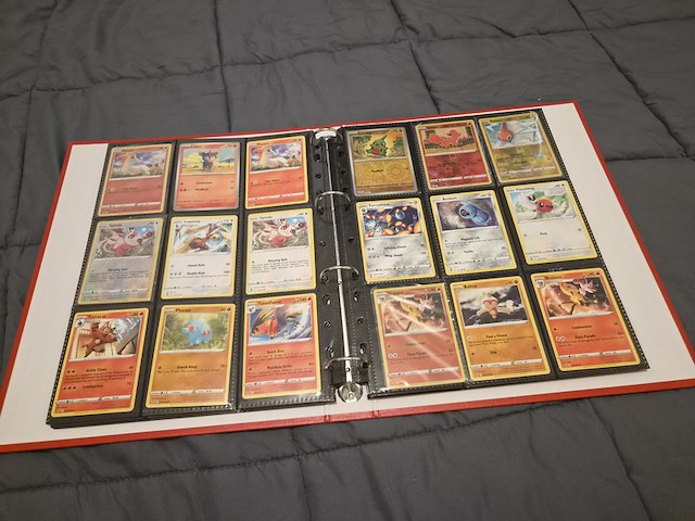 Pokémon collectie met o.a. rares, vintage kaarten, veel glimmende kaarten, mappen en volle opbergdoos - afbeelding 32 van  44