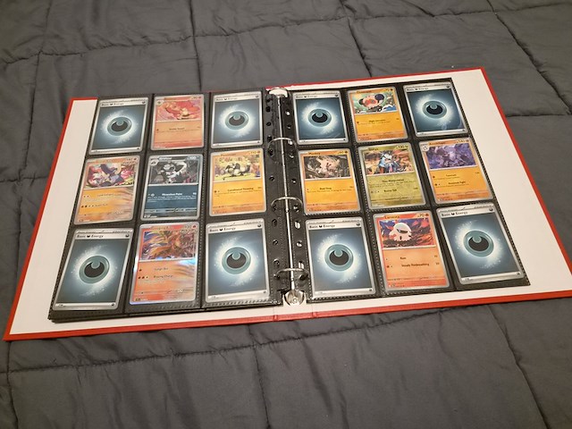 Pokémon collectie met o.a. rares, vintage kaarten, veel glimmende kaarten, mappen en volle opbergdoos - afbeelding 37 van  44