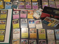 Pokémon collectie met o.a. rares, vintage kaarten, veel glimmende kaarten, mappen en volle opbergdoos - afbeelding 34 van  44