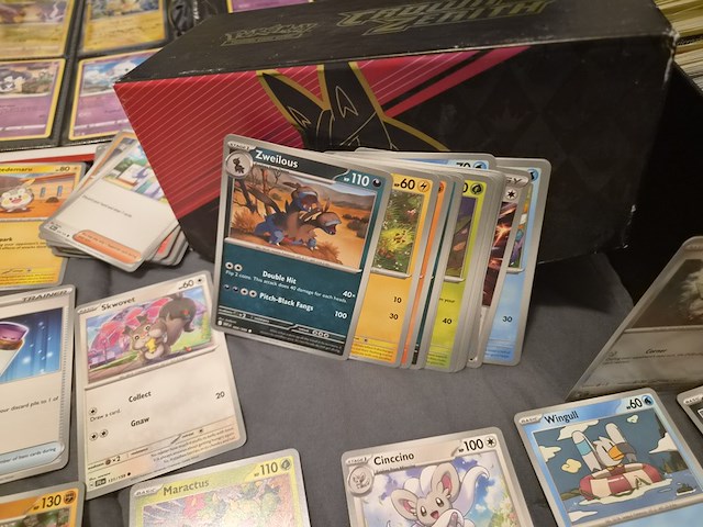 Pokémon collectie met o.a. rares, vintage kaarten, veel glimmende kaarten, mappen en volle opbergdoos - afbeelding 40 van  44