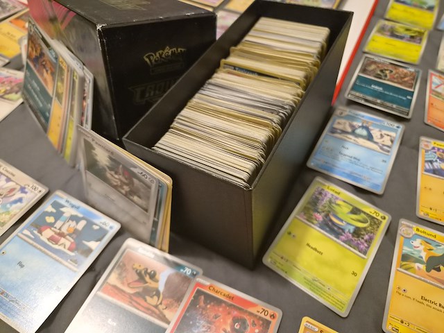 Pokémon collectie met o.a. rares, vintage kaarten, veel glimmende kaarten, mappen en volle opbergdoos - afbeelding 41 van  44