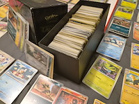 Pokémon collectie met o.a. rares, vintage kaarten, veel glimmende kaarten, mappen en volle opbergdoos - afbeelding 41 van  44