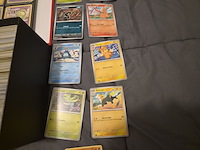 Pokémon collectie met o.a. rares, vintage kaarten, veel glimmende kaarten, mappen en volle opbergdoos - afbeelding 43 van  44