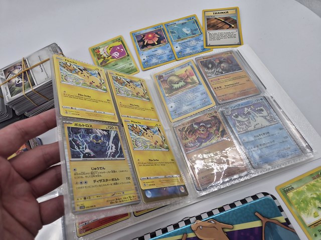 Pokémon collectie met vintage kaarten, blikken boxen en grote partij kaarten en meer - afbeelding 2 van  13