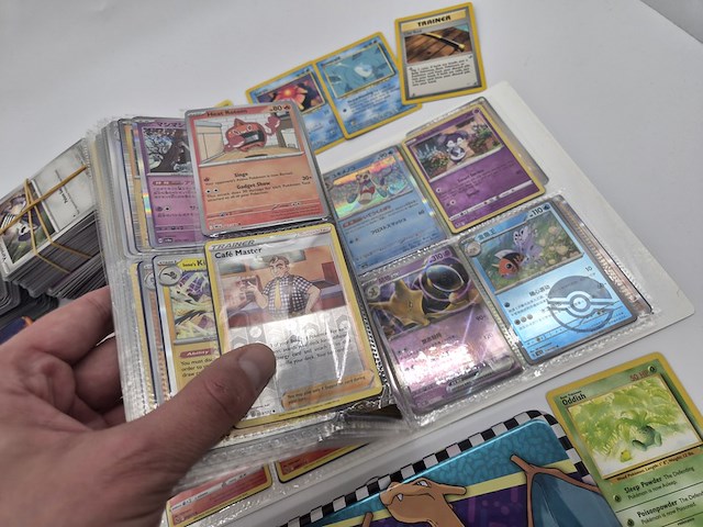 Pokémon collectie met vintage kaarten, blikken boxen en grote partij kaarten en meer - afbeelding 3 van  13