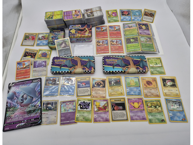 Pokémon collectie met vintage kaarten, blikken boxen en grote partij kaarten en meer - afbeelding 1 van  13