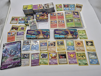 Pokémon collectie met vintage kaarten, blikken boxen en grote partij kaarten en meer