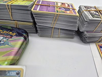 Pokémon collectie met vintage kaarten, blikken boxen en grote partij kaarten en meer - afbeelding 11 van  13