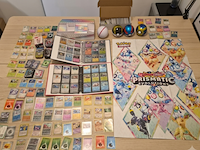 Pokémon collectie met vintage kaarten, rares, gevulde mappen, gevulde doos, poster en meer