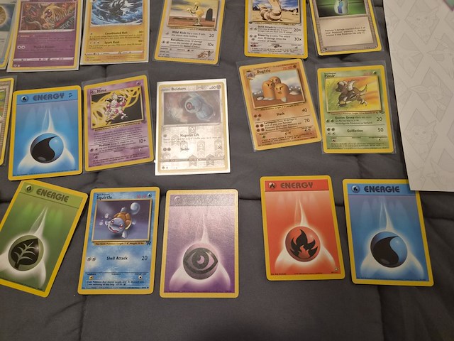 Pokémon collectie met vintage kaarten, rares, gevulde mappen, gevulde doos, poster en meer - afbeelding 3 van  43