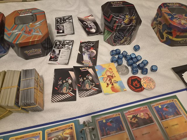 Pokémon collectie met (vintage) kaarten, volle mappen en boxen - afbeelding 2 van  16