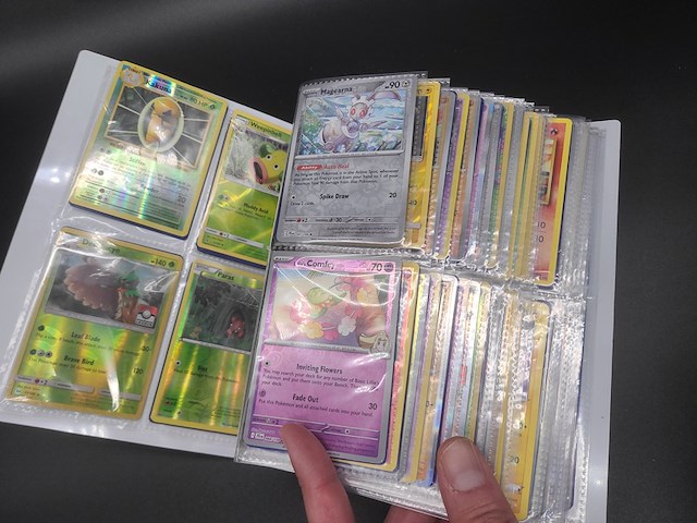 Pokémon kaarten - twee volle mappen (niet alle kaarten staan op foto) - afbeelding 16 van  16