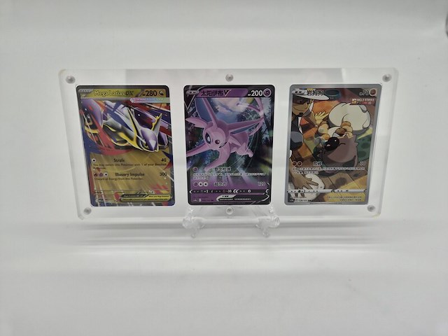 Pokémon kaarten in acryl display met standaard (3 kaarten) - afbeelding 1 van  10