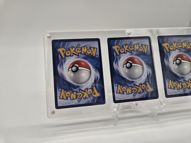 Pokémon kaarten in acryl display met standaard (3 kaarten) - afbeelding 8 van  10