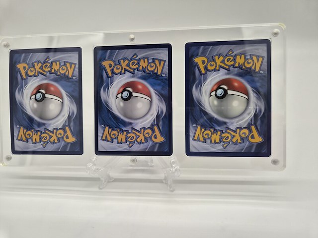 Pokémon kaarten in acryl display met standaard (3 kaarten) - afbeelding 9 van  10