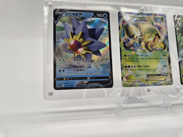 Pokémon kaarten in acryl display met standaard (inclusief 3 kaarten) - afbeelding 4 van  10
