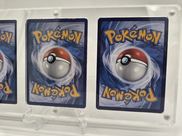 Pokémon kaarten in acryl display met standaard (inclusief 3 kaarten) - afbeelding 9 van  10