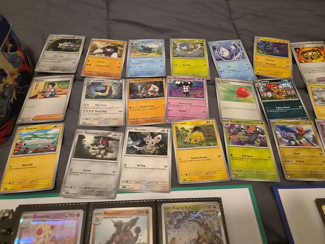 Pokémon kaarten met verzamelblik, rares, veel glimmende kaarten, gevulde mappen en accessoires - afbeelding 2 van  38