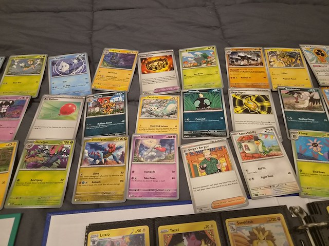 Pokémon kaarten met verzamelblik, rares, veel glimmende kaarten, gevulde mappen en accessoires - afbeelding 3 van  38