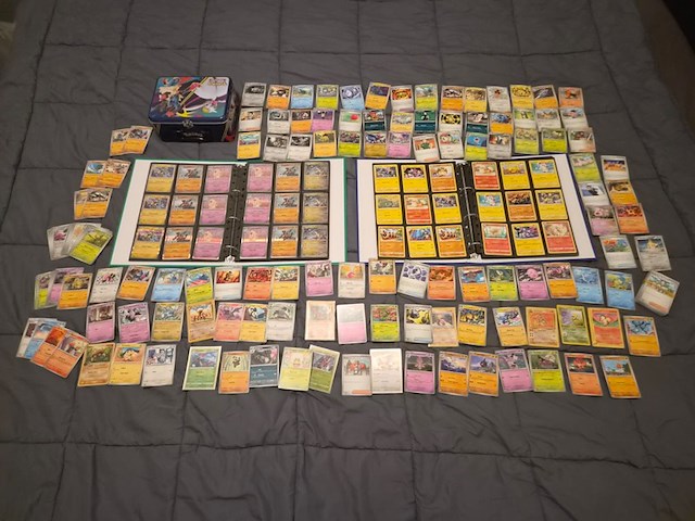 Pokémon kaarten met verzamelblik, rares, veel glimmende kaarten, gevulde mappen en accessoires - afbeelding 1 van  38