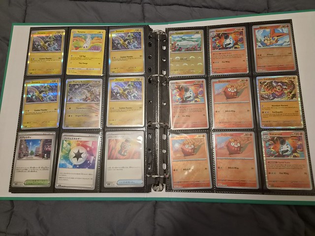 Pokémon kaarten met verzamelblik, rares, veel glimmende kaarten, gevulde mappen en accessoires - afbeelding 18 van  38