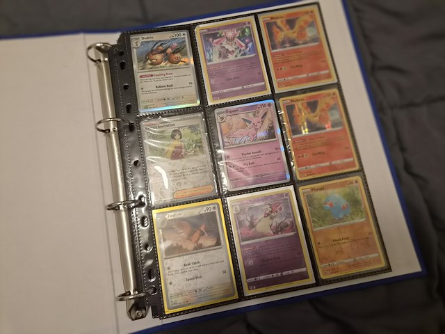 Pokémon kaarten met verzamelblik, rares, veel glimmende kaarten, gevulde mappen en accessoires - afbeelding 20 van  38