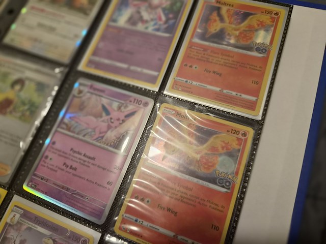Pokémon kaarten met verzamelblik, rares, veel glimmende kaarten, gevulde mappen en accessoires - afbeelding 21 van  38