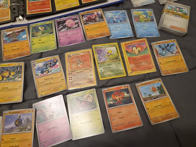 Pokémon kaarten met verzamelblik, rares, veel glimmende kaarten, gevulde mappen en accessoires - afbeelding 12 van  38