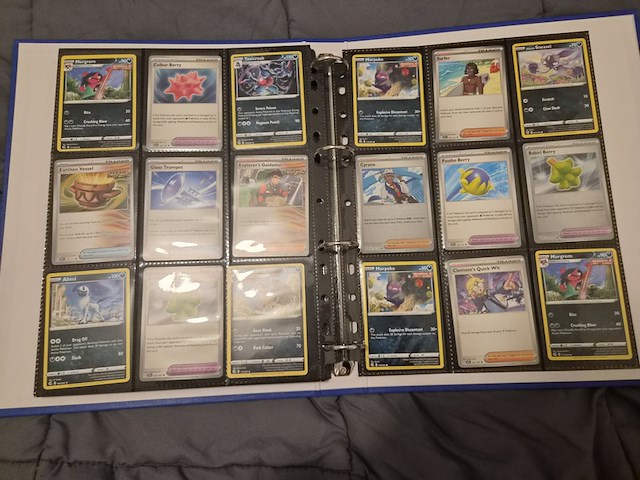 Pokémon kaarten met verzamelblik, rares, veel glimmende kaarten, gevulde mappen en accessoires - afbeelding 31 van  38