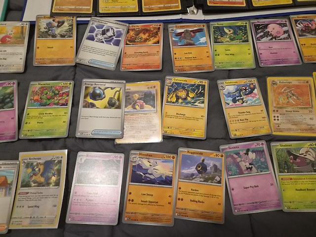 Pokémon kaarten met verzamelblik, rares, veel glimmende kaarten, gevulde mappen en accessoires - afbeelding 23 van  38