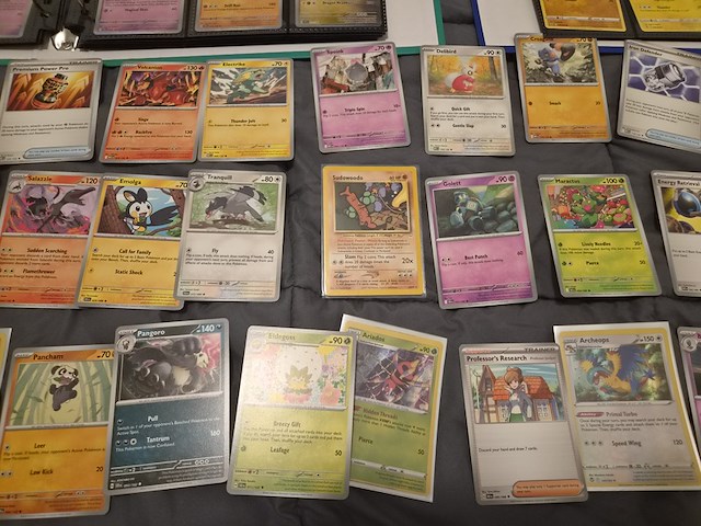 Pokémon kaarten met verzamelblik, rares, veel glimmende kaarten, gevulde mappen en accessoires - afbeelding 33 van  38