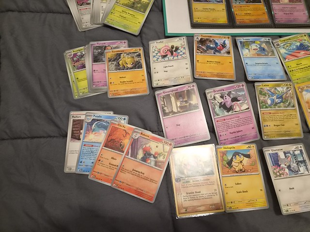 Pokémon kaarten met verzamelblik, rares, veel glimmende kaarten, gevulde mappen en accessoires - afbeelding 35 van  38