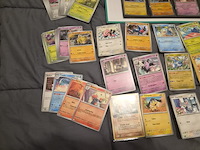 Pokémon kaarten met verzamelblik, rares, veel glimmende kaarten, gevulde mappen en accessoires - afbeelding 35 van  38